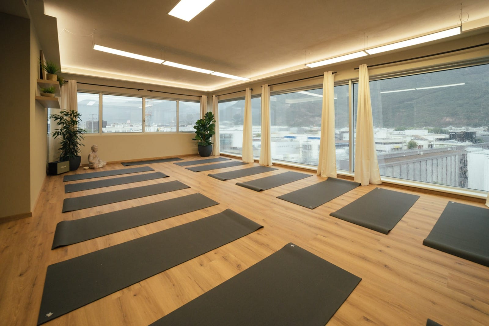 Ruhiger Yoga-Moment mit vorbereiteten Matten und Blick auf die Berge.