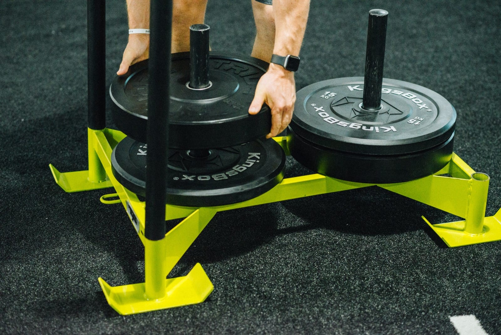 Wettkampfnahe Belastung beim Hyrox-Training – Sled Push unter voller Anstrengung.