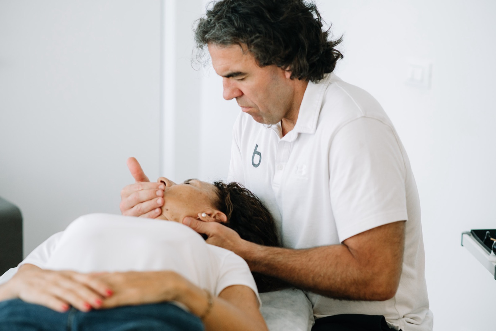 Osteopathische Behandlung von Nacken und Halswirbelsäule bei beyond.