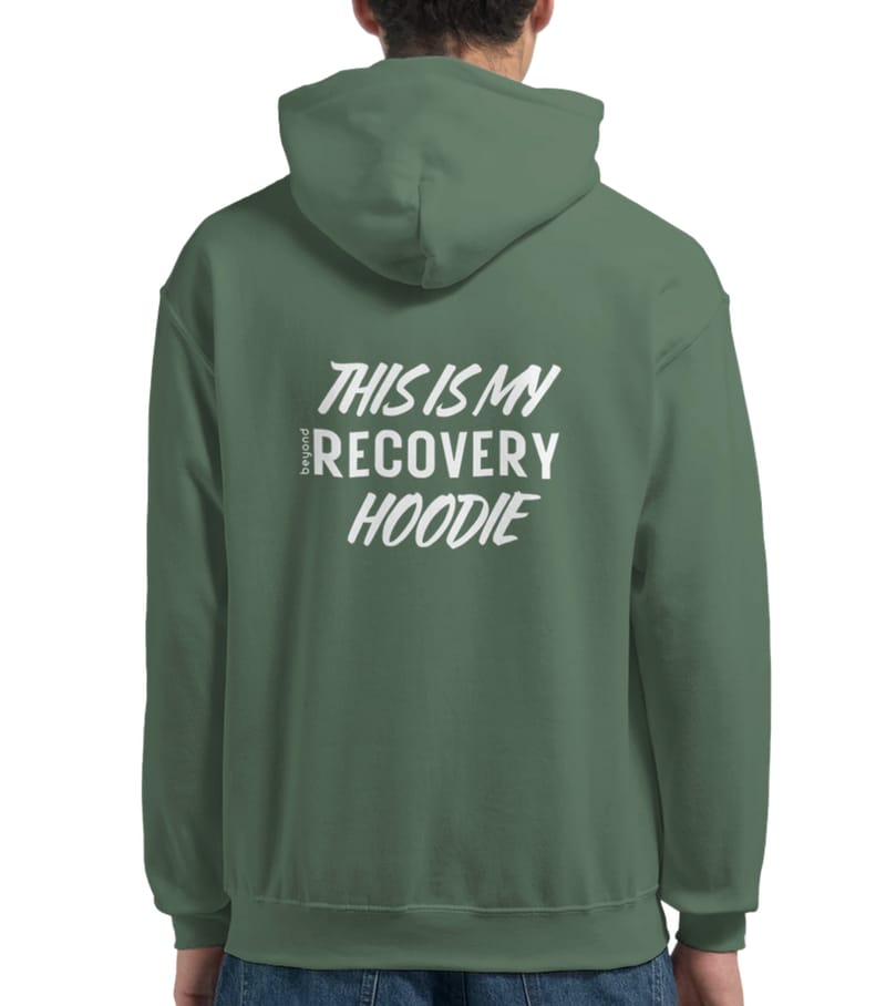 Grüner beyond Hoodie, von hinten getragen, mit dem Aufdruck „This is my recovery hoodie“.