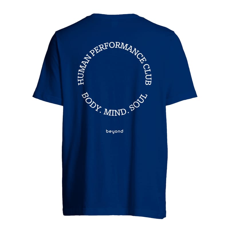 Blaues beyond T-Shirt, Rückseite mit dem runden Aufdruck „Human Performance Club · Body. Mind. Soul“.