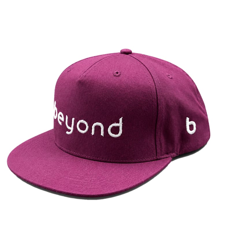 Pflaumenfarbene Snapback mit gesticktem beyond-Schriftzug.