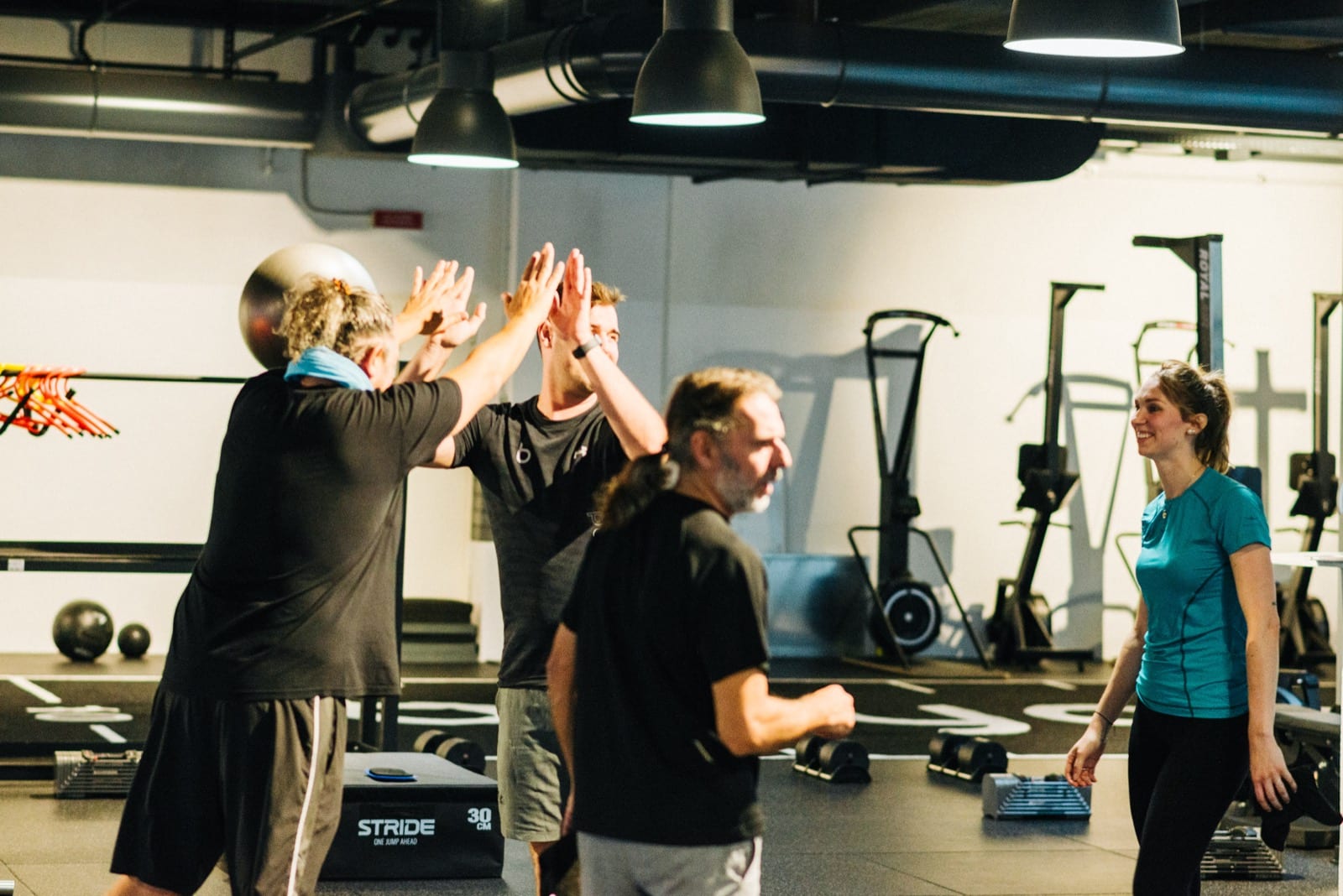 High Five im Gruppentraining bei beyond – geteilte Motivation und Erfolgsmomente.